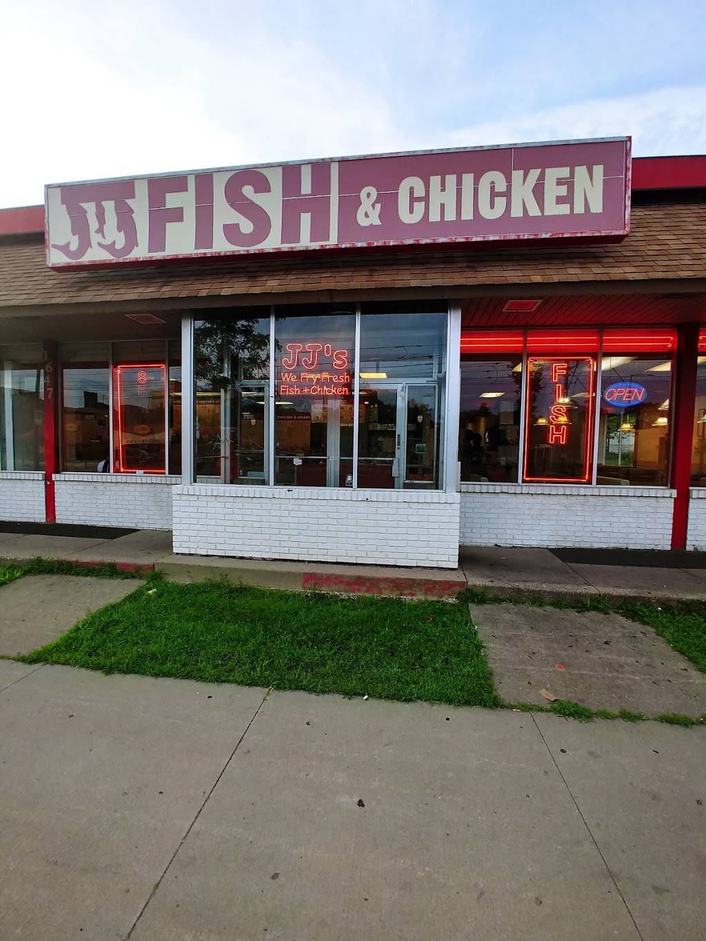 J J Fish & Chicken | restaurant | 1647 University Ave W, St Paul, MN 55104, USA | 6512513497 OR +1 651-251-3497