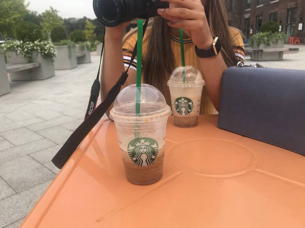 Starbucks | cafe | 1086 N Broadway, Yonkers, NY 10701, USA | 9143293648 OR +1 914-329-3648