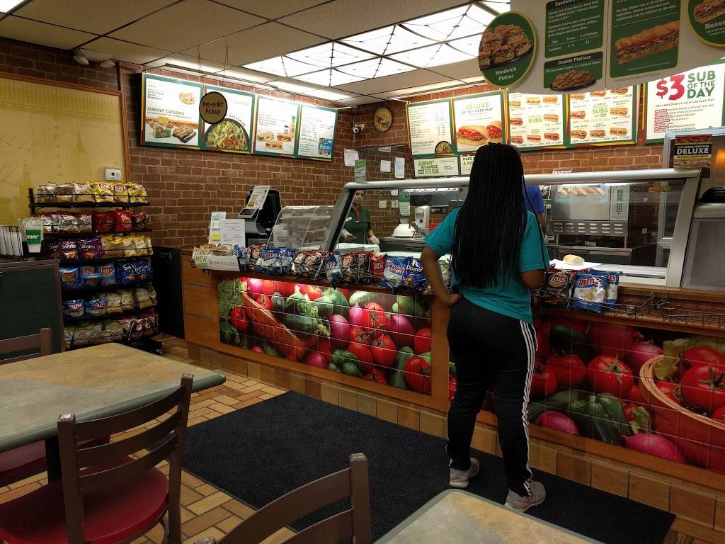 Subway Restaurants | restaurant | Abele Plaza, 2002 Mt Holly Rd Unit 2, Burlington, NJ 08016, USA | 6093860711 OR +1 609-386-0711