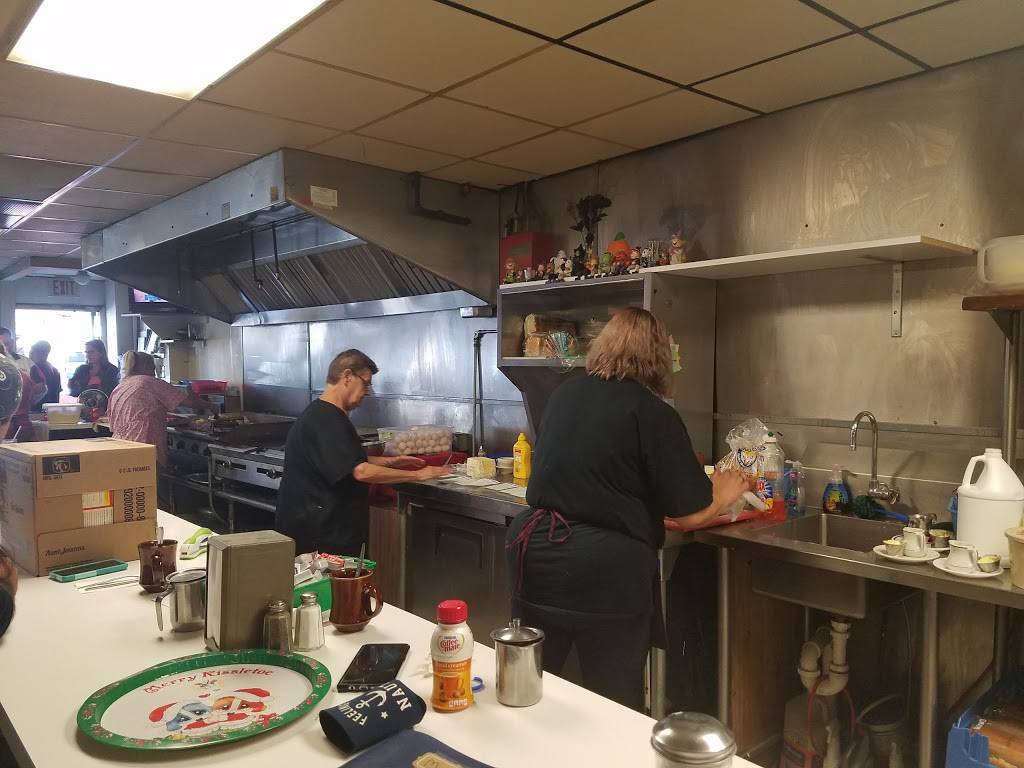 Lewies Restaurant | restaurant | 21 S Lehigh Ave, Frackville, PA 17931, USA | 5708743550 OR +1 570-874-3550