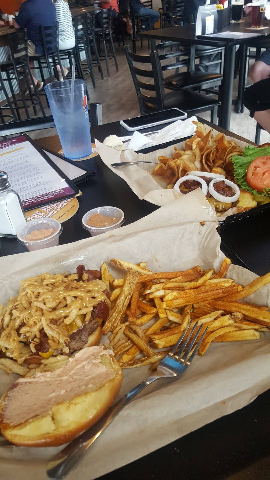 Mr Brews Taphouse | restaurant | 2665 Monroe Road Suite 140 Suite 140, De Pere, WI 54115, USA | 9203513434 OR +1 920-351-3434