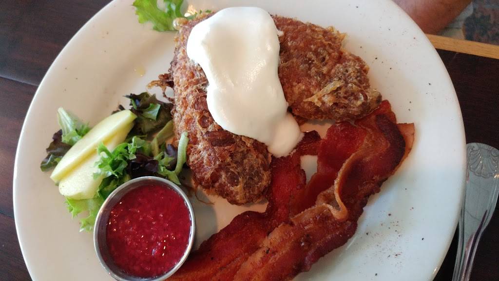 Lakewood Inn Restaurant | restaurant | 76 Theater Rd, Madison, ME 04950, USA | 2078584403 OR +1 207-858-4403