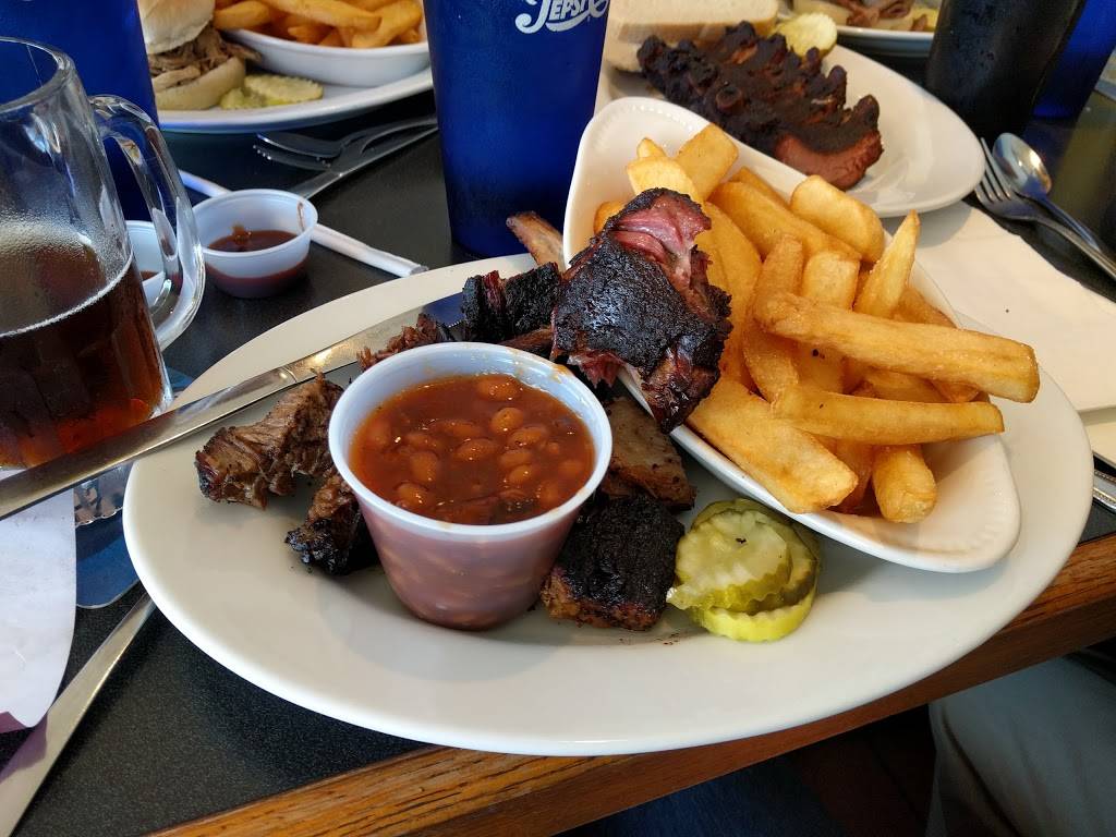 Brobecks BBQ | restaurant | 4615 Indian Creek Pkwy, Overland Park, KS 66207, USA | 9139019700 OR +1 913-901-9700
