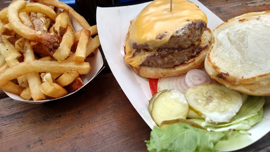 Skinnys Place | restaurant | 3901 Gulf Dr, Holmes Beach, FL 34217, USA | 9417787769 OR +1 941-778-7769