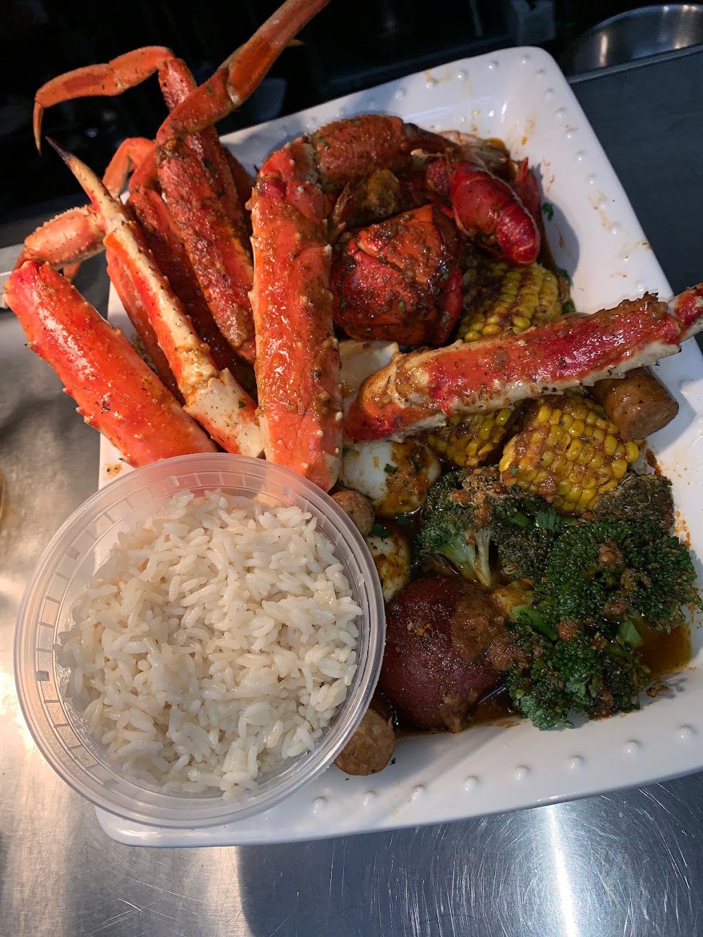 What’s Krackin’ Southern Seafood | restaurant | 1310 E 53rd St, Chicago, IL 60615, USA | 7738910455 OR +1 773-891-0455