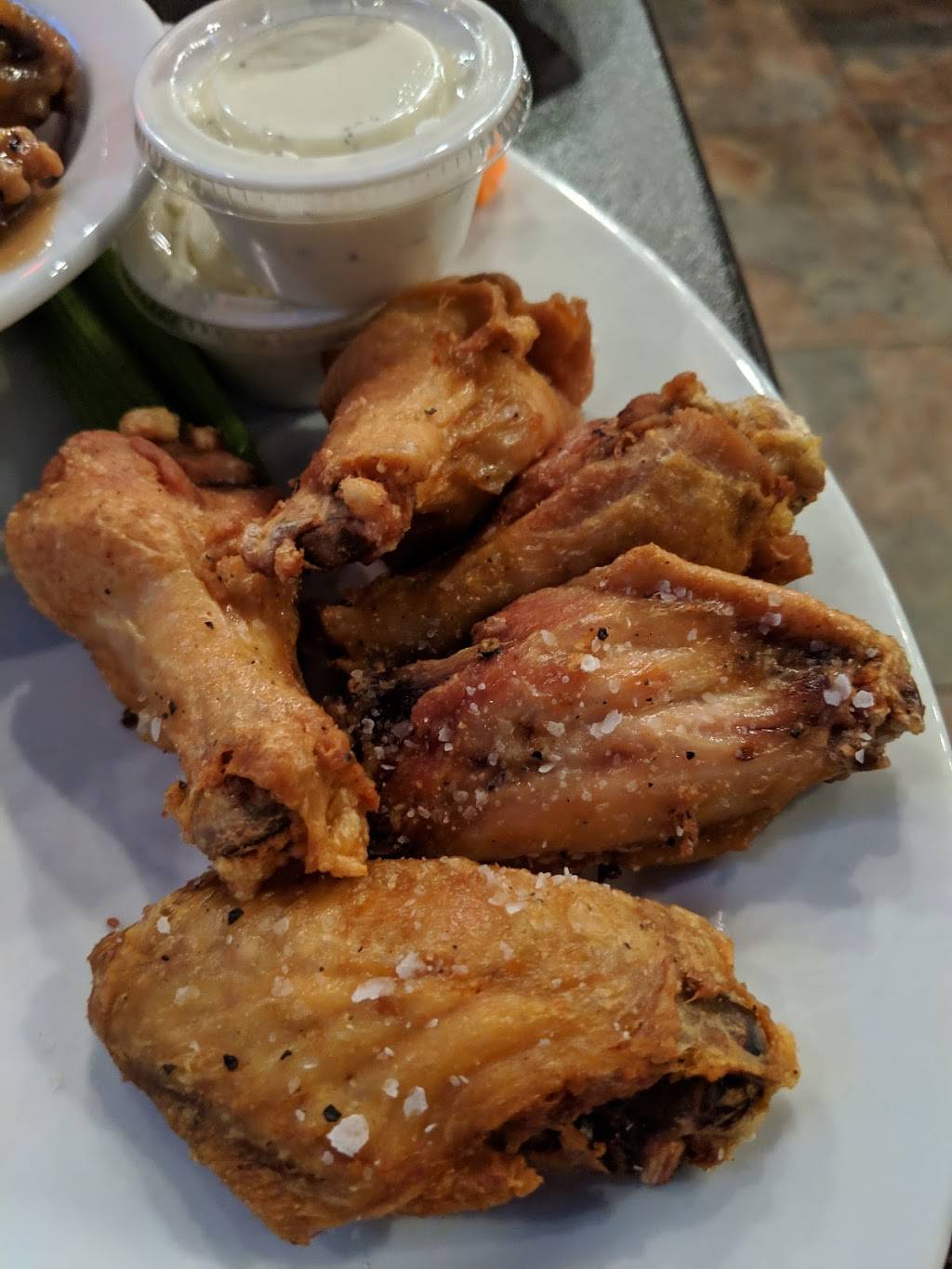 Cogburns Big Wings | restaurant | 110 S Val Vista Dr, Gilbert, AZ 85296, USA | 4809264034 OR +1 480-926-4034