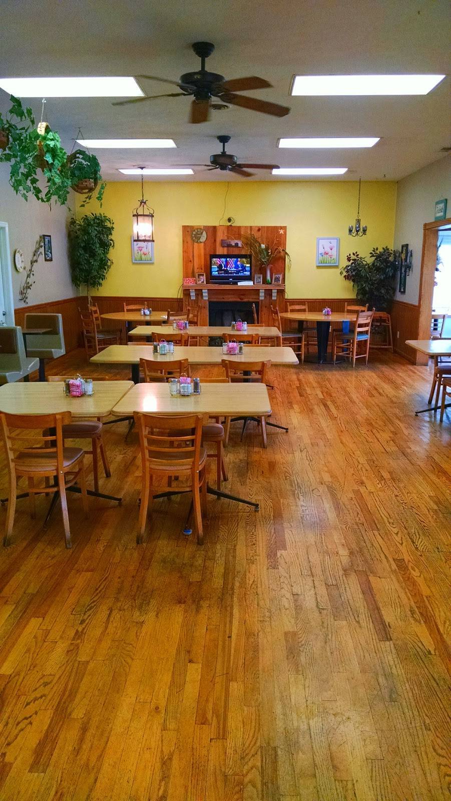 Friends & Family Restaurant | restaurant | 100 Woodland Dr, Pearisburg, VA 24134, USA | 5409214717 OR +1 540-921-4717