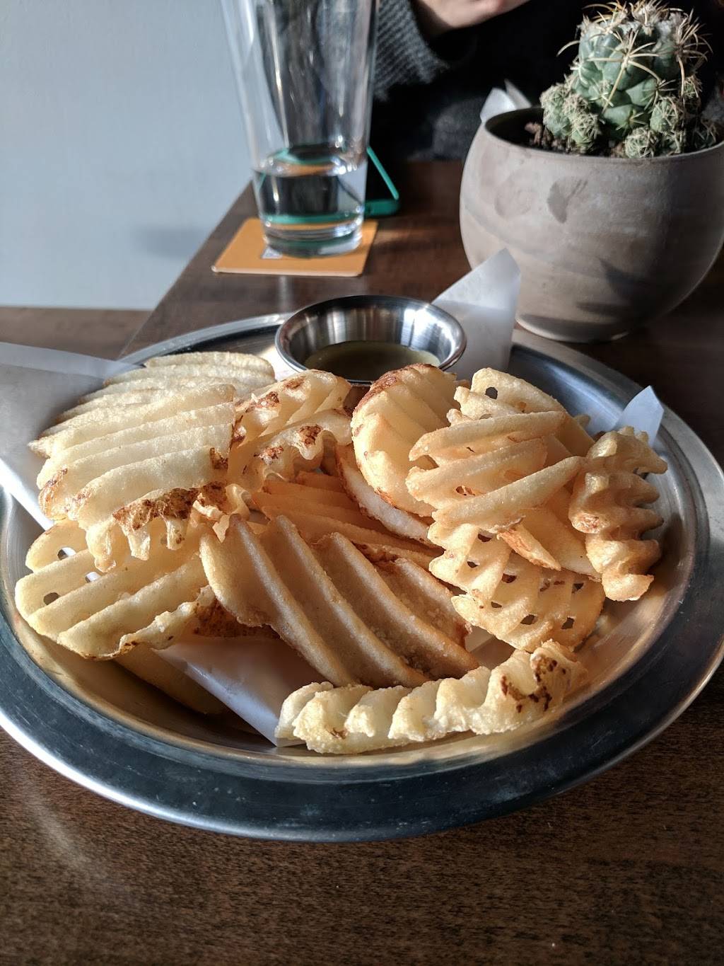 Delwood | restaurant | 3204 Linwood Ave, Cincinnati, OH 45226, USA | 5133210051 OR +1 513-321-0051