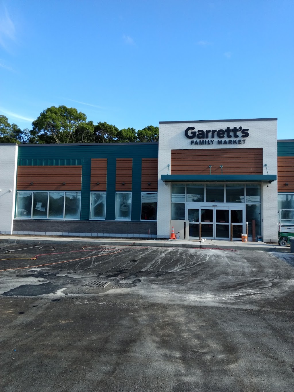 Garretts Family Market | restaurant | 1617 Falmouth Rd, Centerville, MA 02632, USA | 5088274013 OR +1 508-827-4013