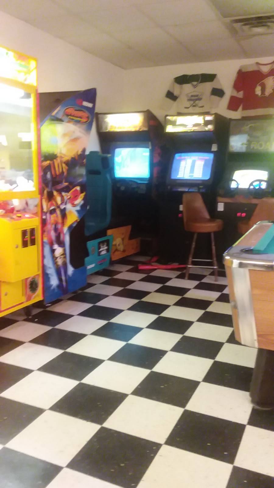 Scoops Sports Cafe Inc | restaurant | 2000 Cleveland Ave, Marinette, WI 54143, USA | 7157324472 OR +1 715-732-4472