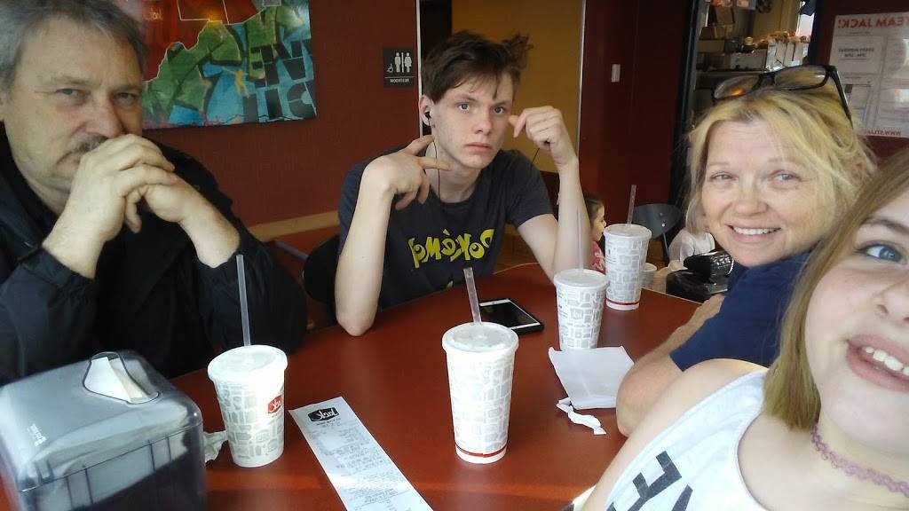 Jack in the Box | restaurant | 41 E Edwardsville Rd, Wood River, IL 62095, USA | 6182542098 OR +1 618-254-2098