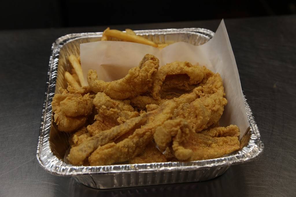 J J Fish & Chicken | restaurant | 1955 W Capitol Dr, Milwaukee, WI 53206, USA | 4148734747 OR +1 414-873-4747