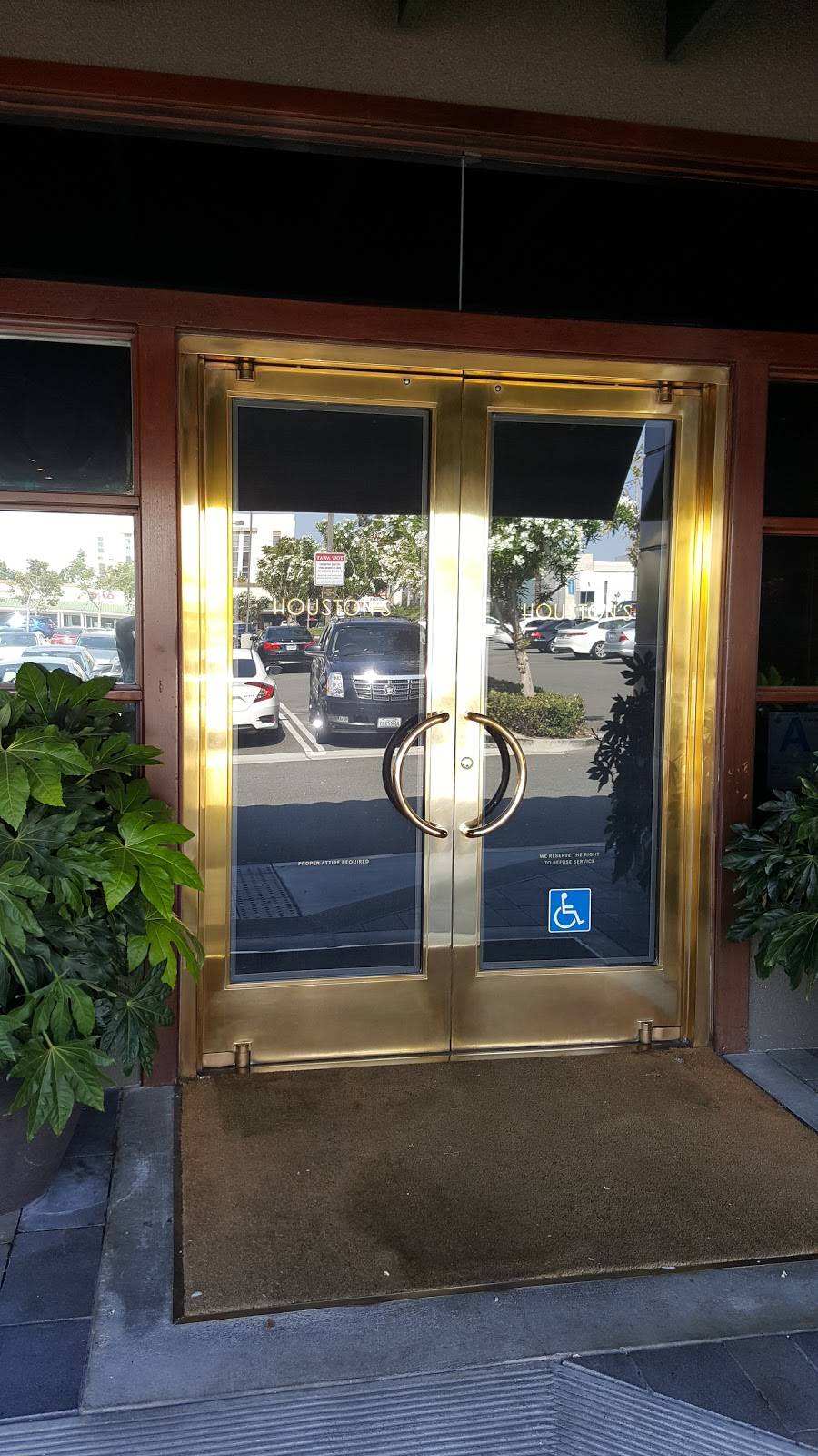 Houstons | restaurant | 1550 Rosecrans Ave A, Manhattan Beach, CA 90266, USA | 3106437211 OR +1 310-643-7211