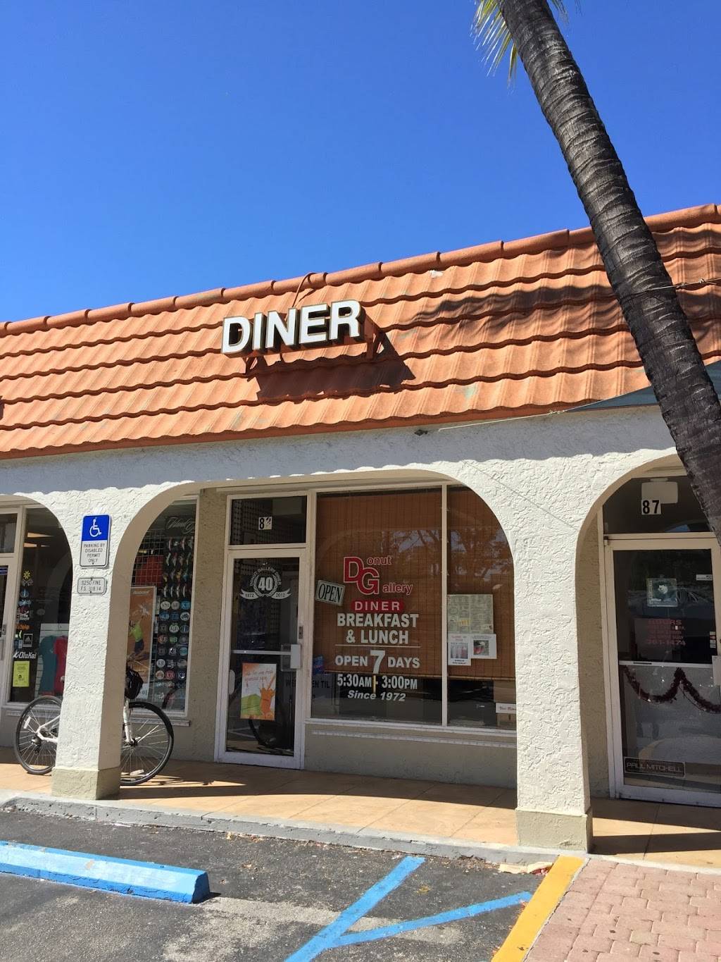 Donut Gallery Diner | restaurant | 83 Harbor Dr, Key Biscayne, FL 33149, USA | 3053619985 OR +1 305-361-9985
