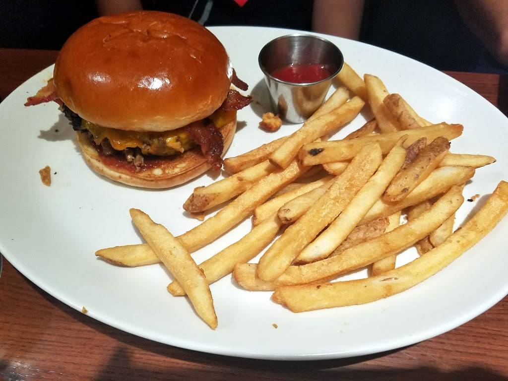 Houlihans | restaurant | 2110 E Republic Rd, Springfield, MO 65804, USA | 4178833434 OR +1 417-883-3434