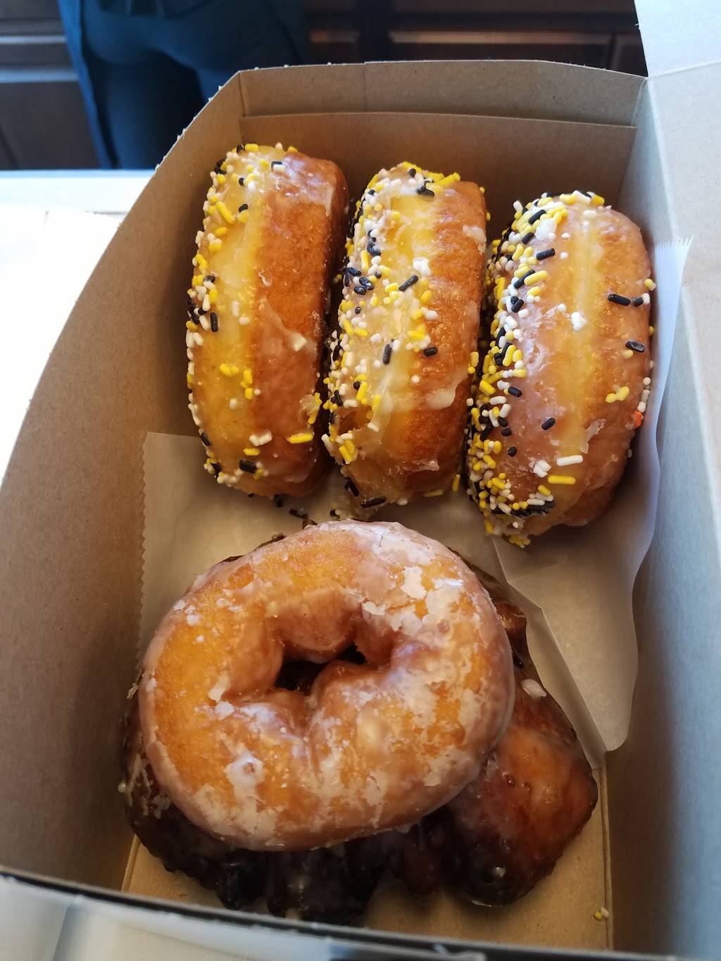 Freedom Farms Donut Shop | bakery | 663 Pittsburgh Rd, Butler, PA 16002, USA | 7245865567 OR +1 724-586-5567