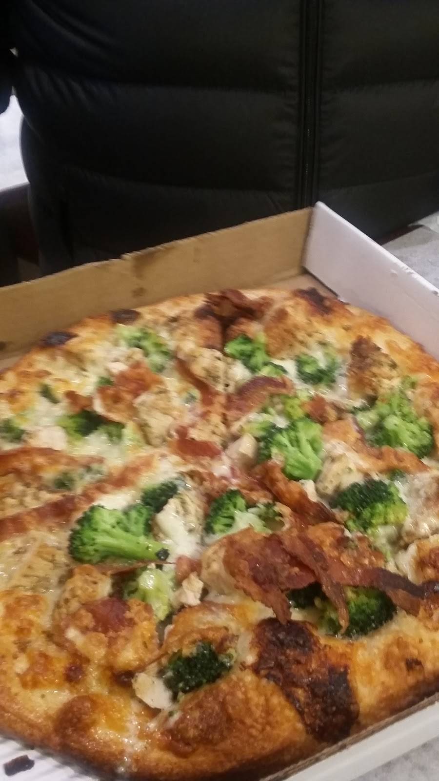 Mikes Pizza | restaurant | 315 Union St, Rockland, MA 02370, USA | 7819828887 OR +1 781-982-8887