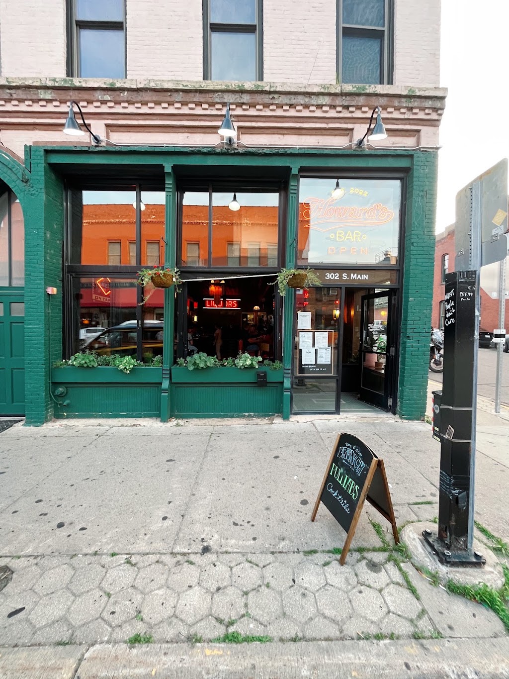 Howards Bar | restaurant | 302 Main St S, Stillwater, MN 55082, USA | 6514399902 OR +1 651-439-9902