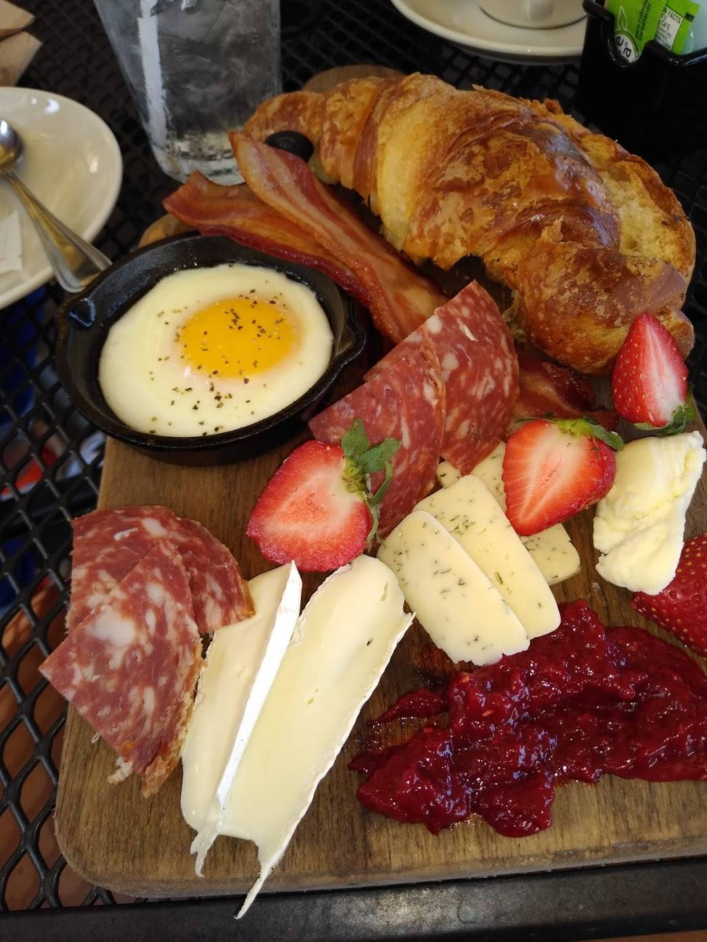 Lavaca St Bar | restaurant | 3121 S Lamar Blvd, Austin, TX 78704, USA | 5122913407 OR +1 512-291-3407