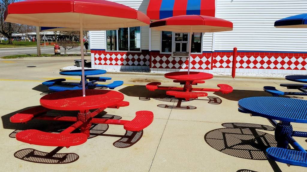 Mc Hughs Double Drive Thru | restaurant | 4 Lincoln Ave, Charleston, IL 61920, USA | 2173451071 OR +1 217-345-1071