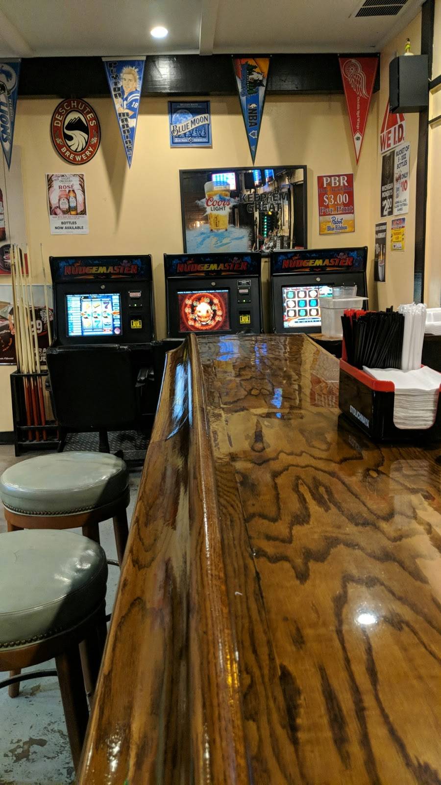 Lake Michigan Sports Bar | restaurant | 4072 Lake Michigan Dr NW, Grand Rapids, MI 49534, USA | 6162887587 OR +1 616-288-7587