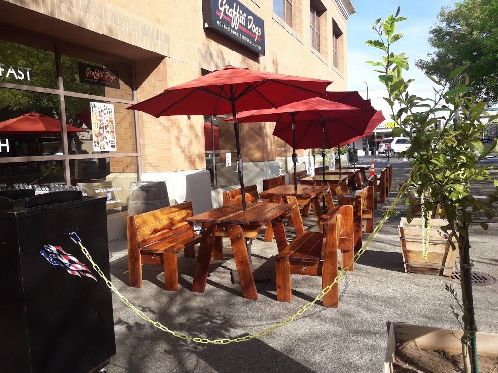 Graffiti Dogs | restaurant | 1002 10th St, Modesto, CA 95354, USA | 2092389990 OR +1 209-238-9990