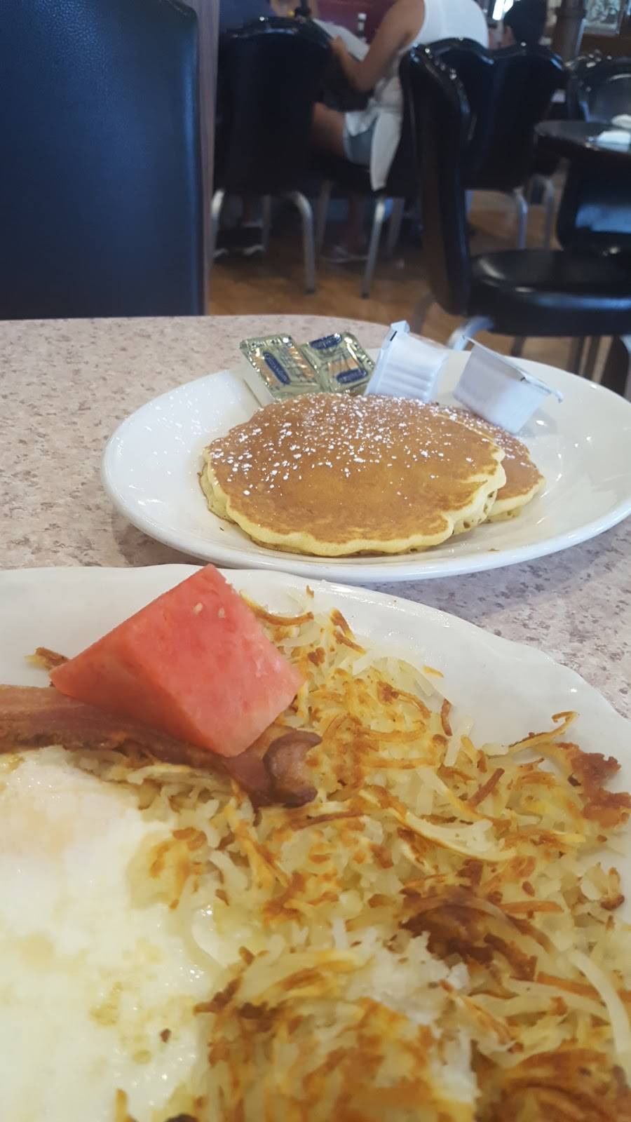 Hilltop Restaurant | restaurant | 2800 W Foster Ave, Chicago, IL 60625, USA | 7739899100 OR +1 773-989-9100