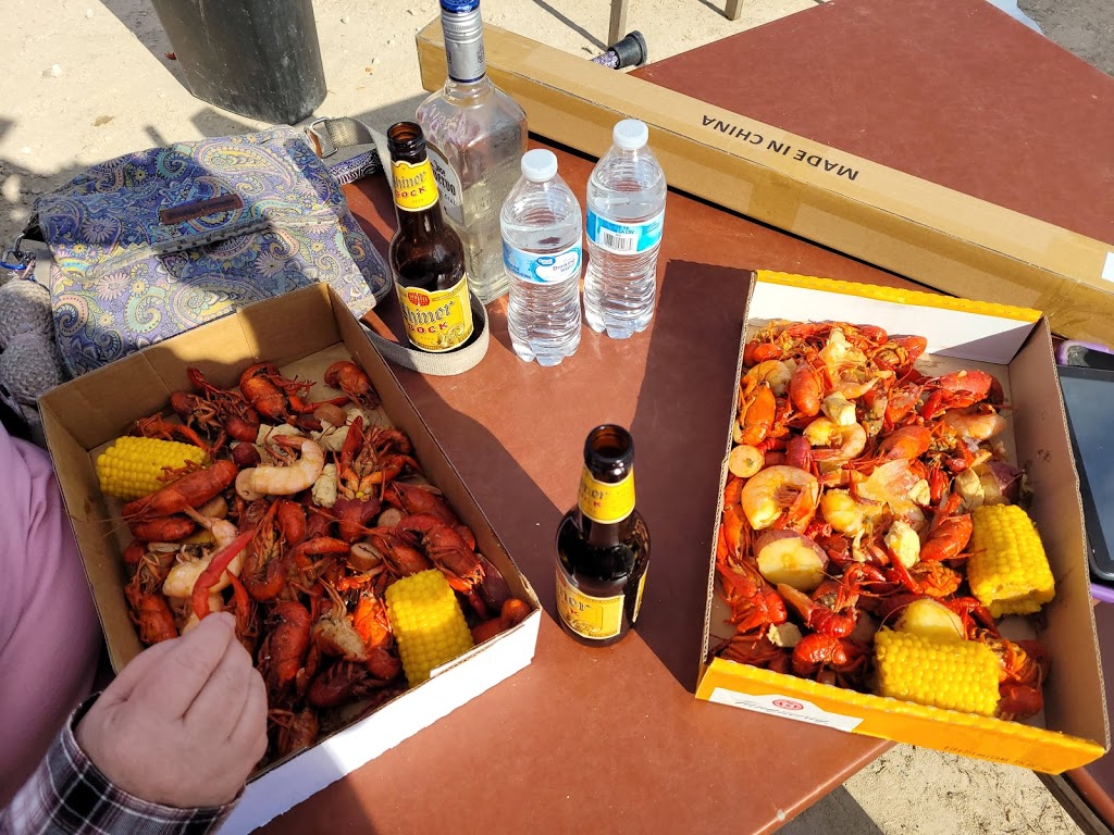 Red Horse Saloon | restaurant | 2440 TX-16, Bandera, TX 78003, USA | 8307963825 OR +1 830-796-3825