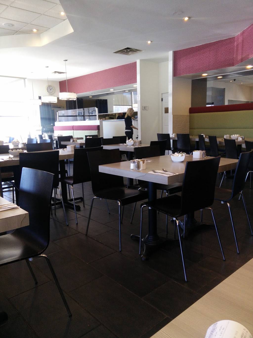 Au Blanc DOeuf | restaurant | 1903 Boulevard René-Laennec, Laval, QC H7M 5E2, Canada | 4506623131 OR +1 450-662-3131