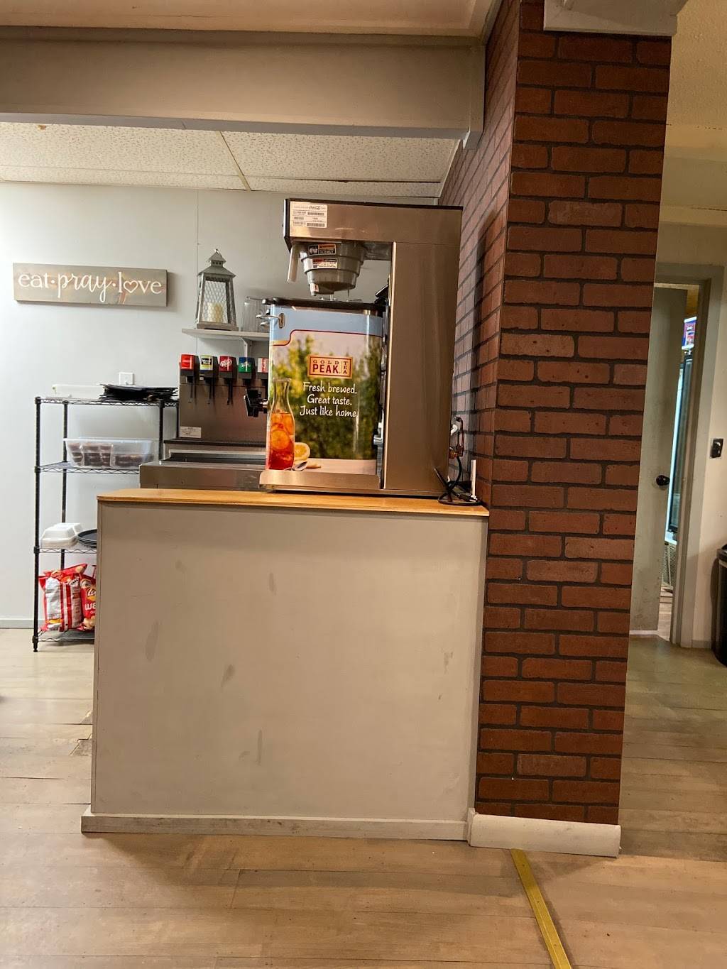 The Smokehouse | restaurant | 403 Old Hwy 64 E, Waynesboro, TN 38485, USA | 9317225037 OR +1 931-722-5037