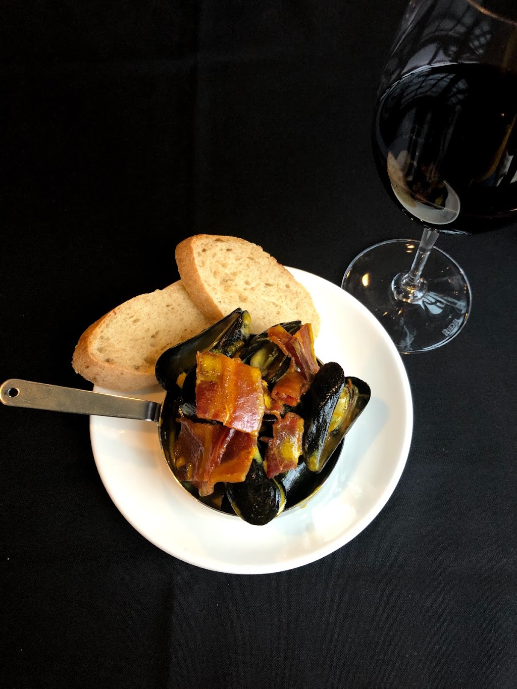 Nittolos Seafood & Social | restaurant | 104 Main St, Lake Leelanau, MI 49653, USA | 2319942400 OR +1 231-994-2400