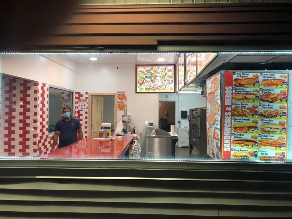 Halal crown fried chicken & pizza | restaurant | 2300 Genesee St, Cheektowaga, NY 14225, USA | 7163313006 OR +1 716-331-3006