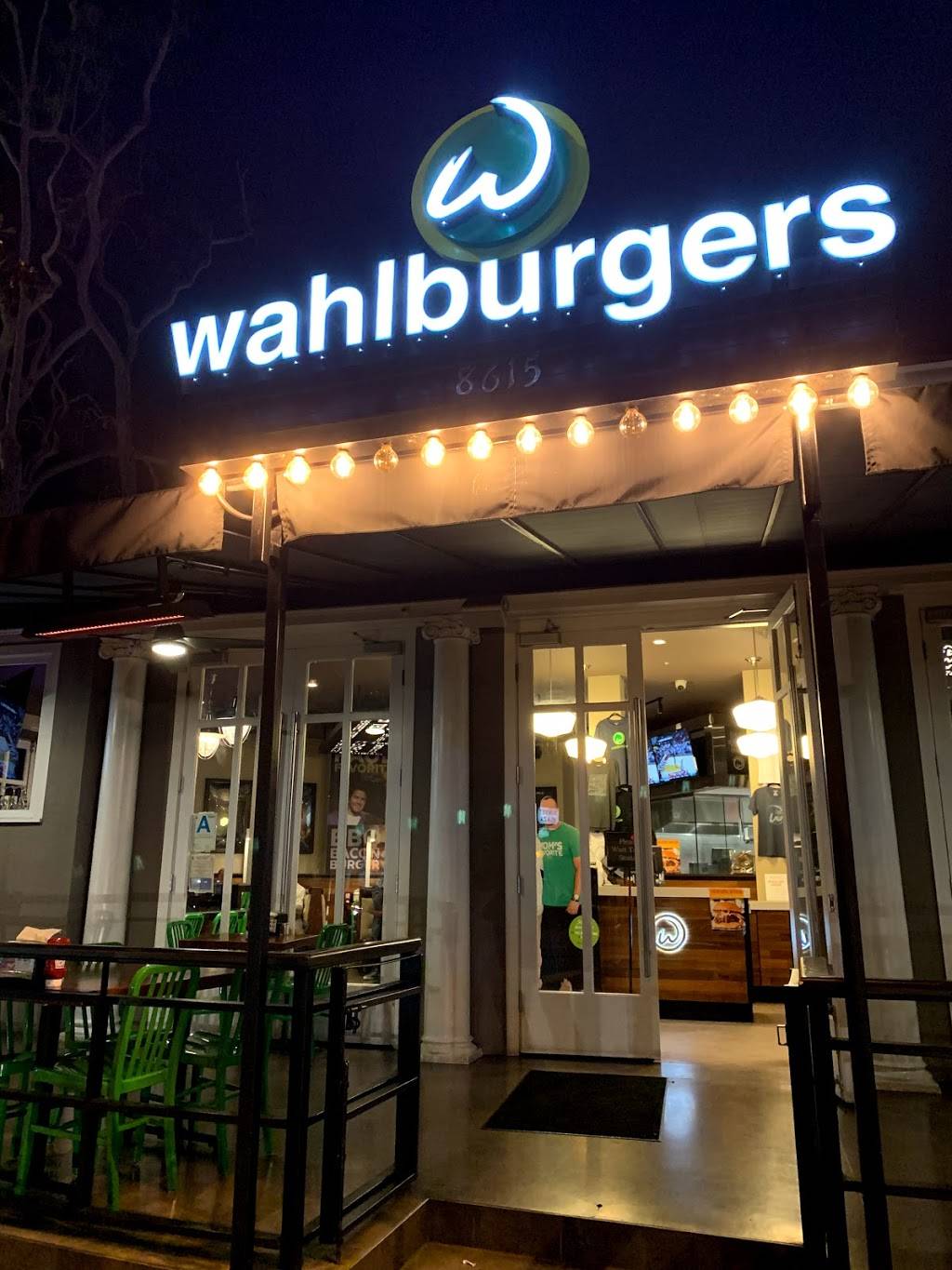 Wahlburgers | restaurant | 8615 Sunset Blvd, West Hollywood, CA 90069, USA | 4242763160 OR +1 424-276-3160