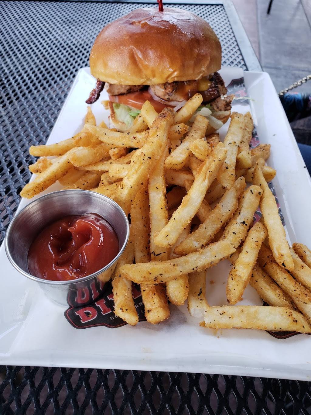 Dixies On Grand | restaurant | 695 Grand Ave, St Paul, MN 55105, USA | 6512227345 OR +1 651-222-7345