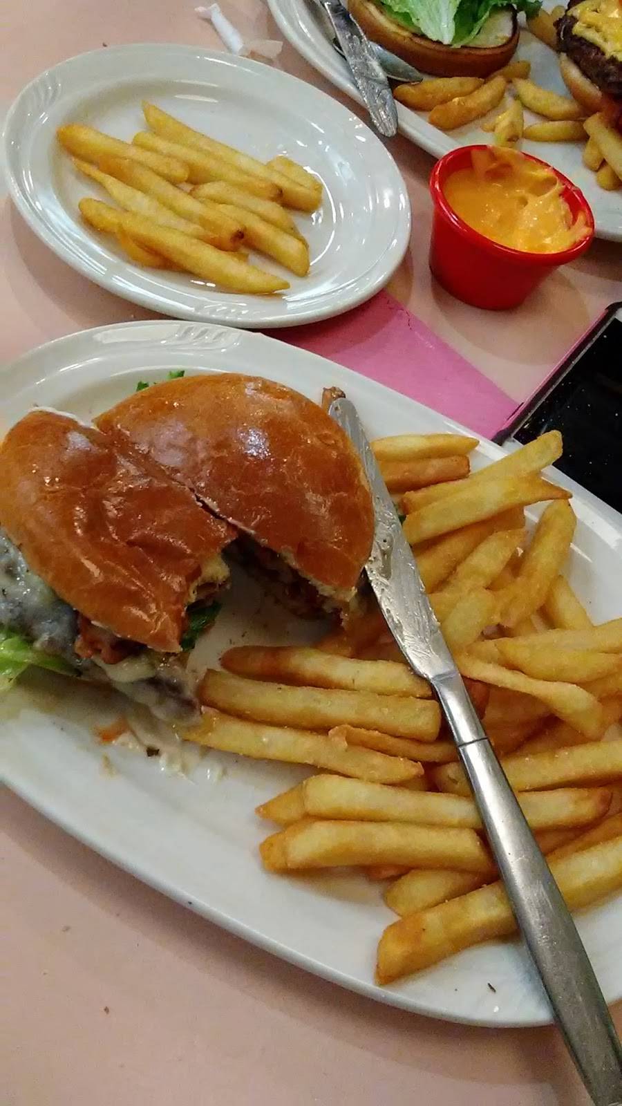 Friendlys | restaurant | 4812 Sunrise Hwy, Massapequa Park, NY 11762, USA | 5165413757 OR +1 516-541-3757