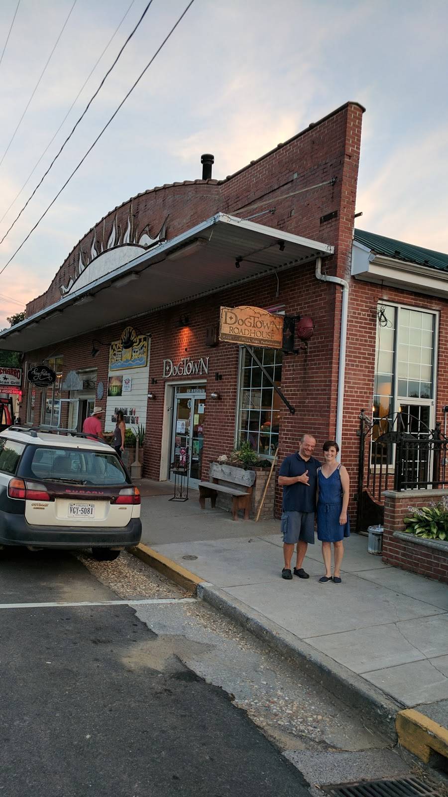 Dogtown Roadhouse | restaurant | 302 S Locust St, Floyd, VA 24091, USA | 5407456836 OR +1 540-745-6836