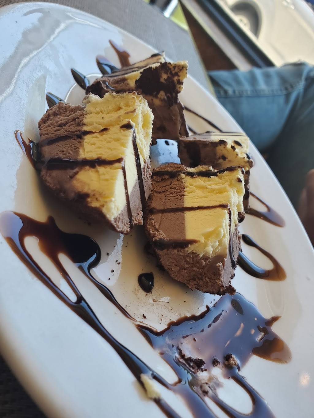 Romis | restaurant | 3062 Bloor St W, Etobicoke, ON M8X 1C4, Canada | 4162335885 OR +1 416-233-5885