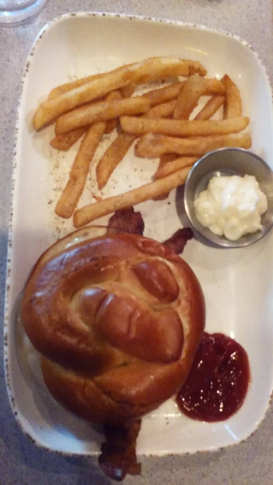 Chix Restaurant | restaurant | 104 S Everett St, Streator, IL 61364, USA | 8156722300 OR +1 815-672-2300