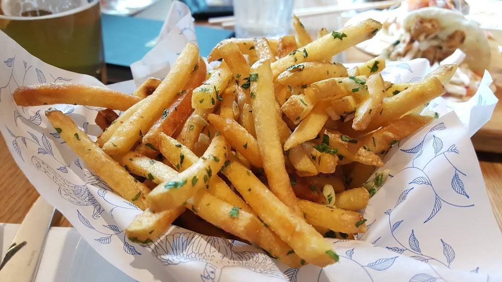 Earls Kitchen + Bar | restaurant | 4200 Conroy Rd H246, Orlando, FL 32839, USA | 4073458260 OR +1 407-345-8260