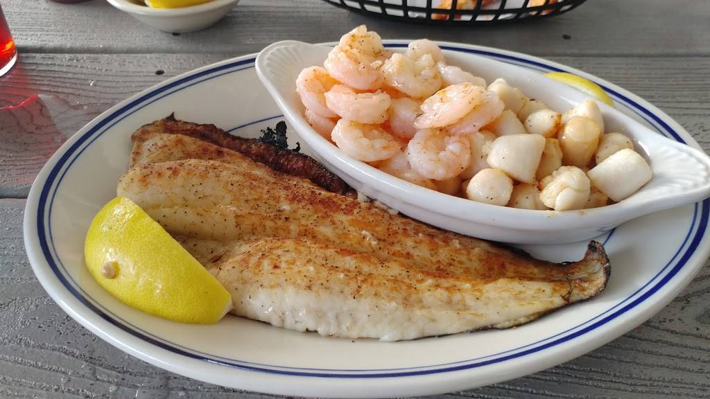 Sanitary Fish Market and Restaurant | restaurant | 501 Evans St, Morehead City, NC 28557, USA | 2522473111 OR +1 252-247-3111