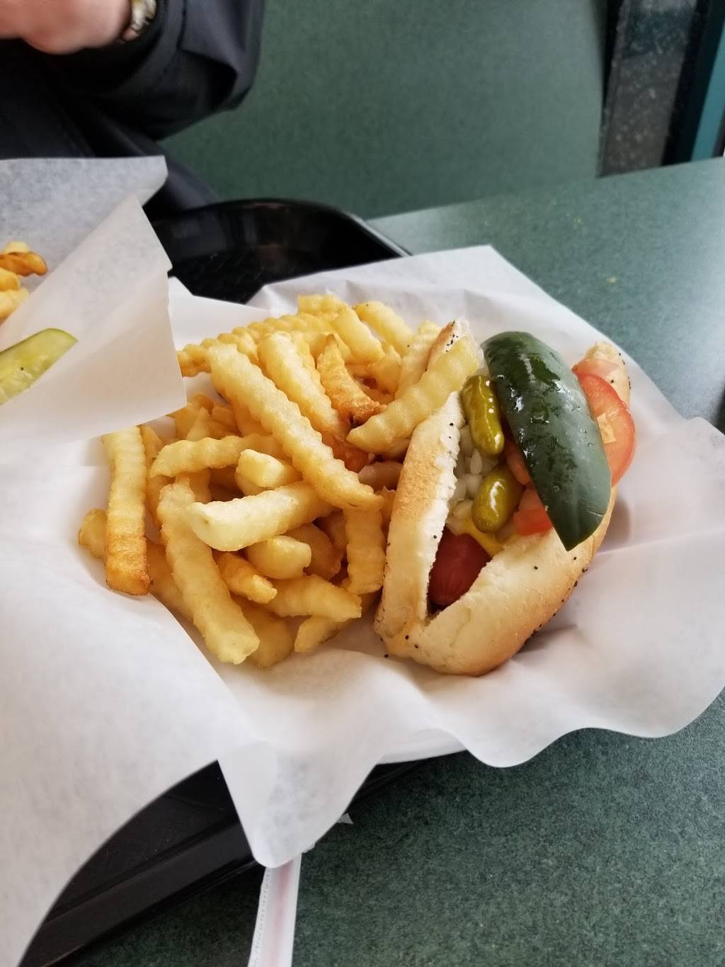 Lucky Dog | restaurant | 1201 Cermak Rd, Broadview, IL 60155, USA | 7083453500 OR +1 708-345-3500