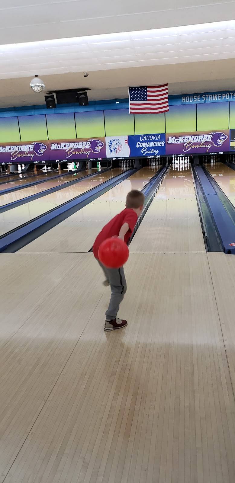 St. Clair Bowl | restaurant | 5950 Old Collinsville Rd, Fairview Heights, IL 62208, USA | 6186322400 OR +1 618-632-2400