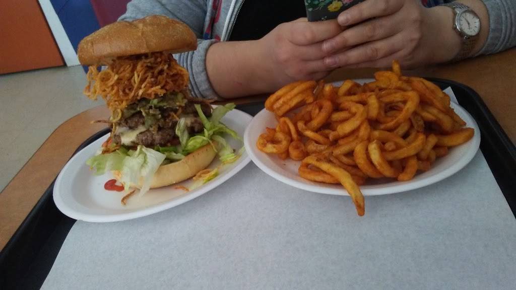 Chefs Dog House | restaurant | 337 Willard Ave, Newington, CT 06111, USA | 8606673700 OR +1 860-667-3700