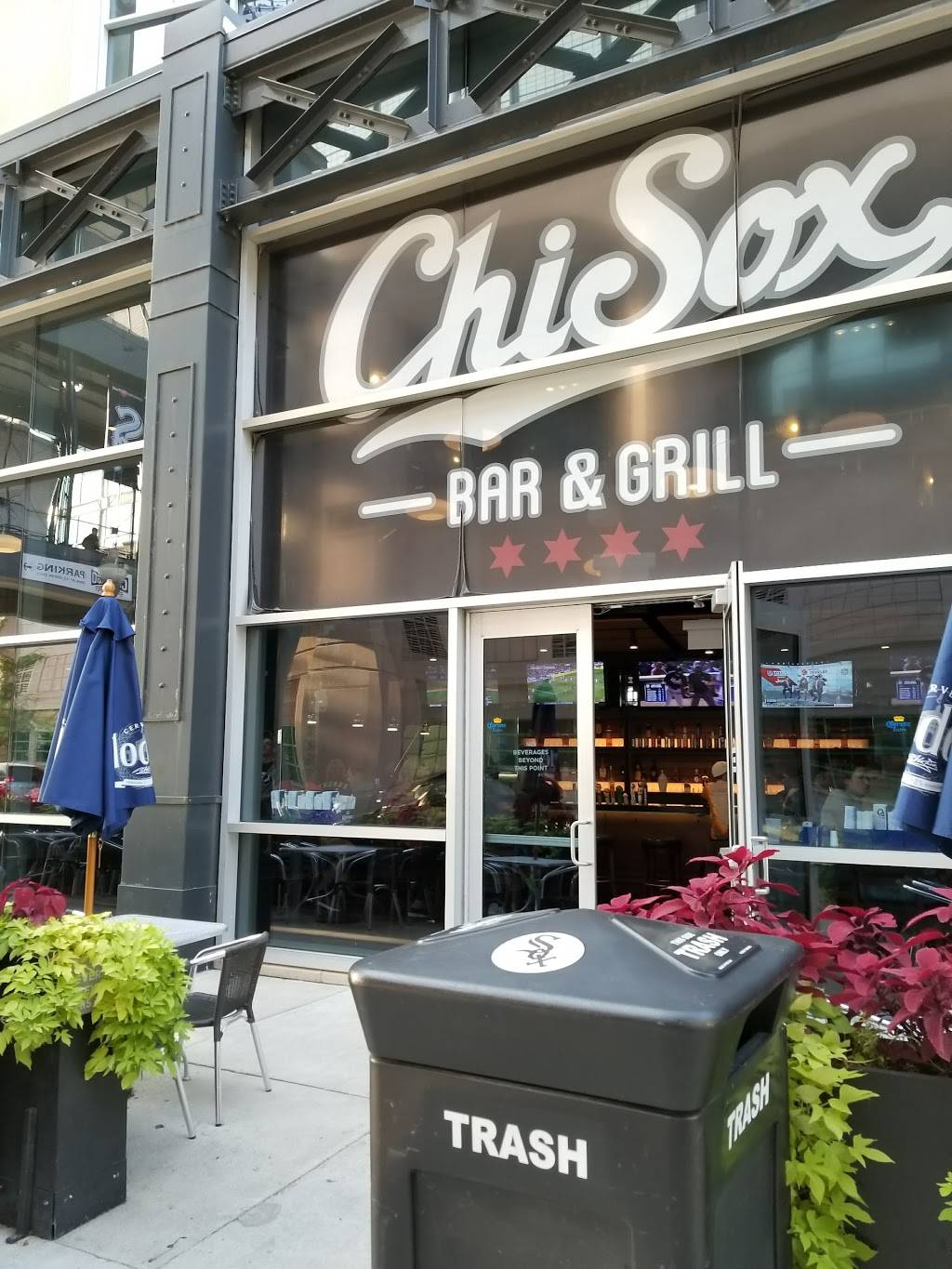 ChiSox Bar & Grill | restaurant | 320 W 35th St, Chicago, IL 60616, USA | 3126745860 OR +1 312-674-5860