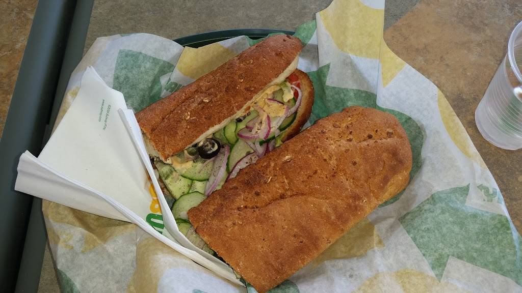 Subway | restaurant | #A, 1333 Route de lAéroport, LAncienne-Lorette, QC G2G 1G5, Canada | 4188775641 OR +1 418-877-5641