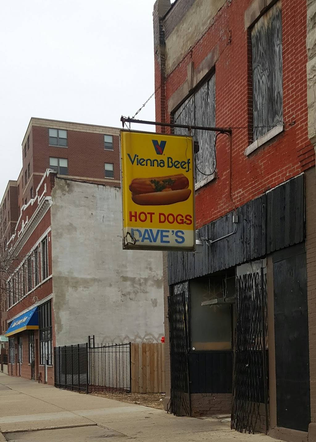 Daves Red Hots | restaurant | 3422 Roosevelt Rd, Chicago, IL 60624, USA | 7737229935 OR +1 773-722-9935