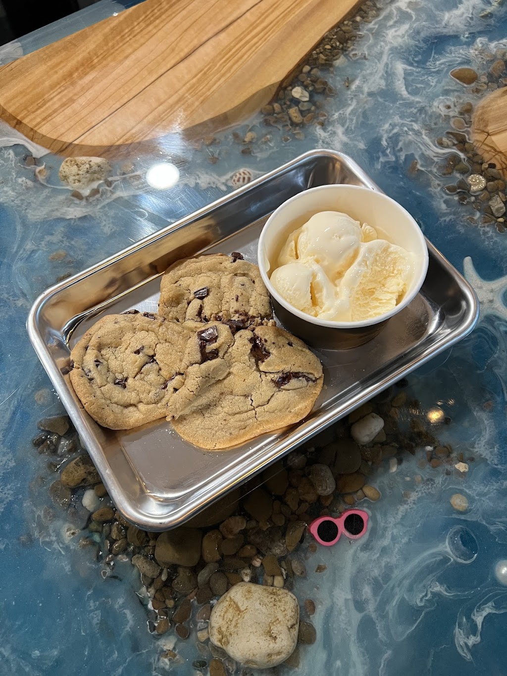 Waves Bar & Kitchen | restaurant | 828 E Long St, Columbus, OH 43203, USA | 6143354111 OR +1 614-335-4111