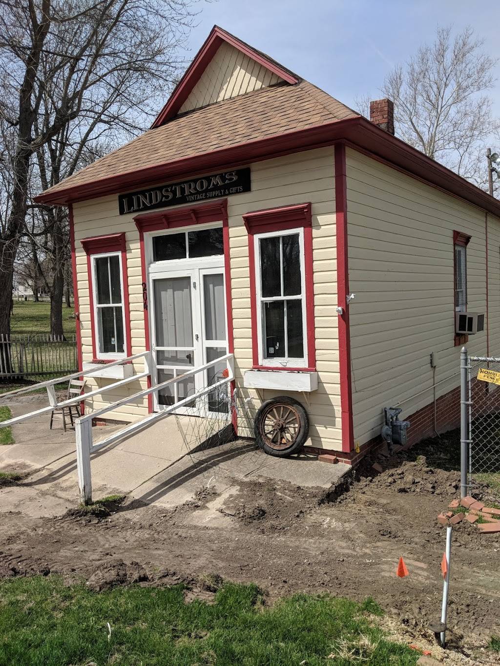 P L Johnsons Restaurant | restaurant | 110 W Bjorklund St, Bishop Hill, IL 61419, USA | 3099273885 OR +1 309-927-3885