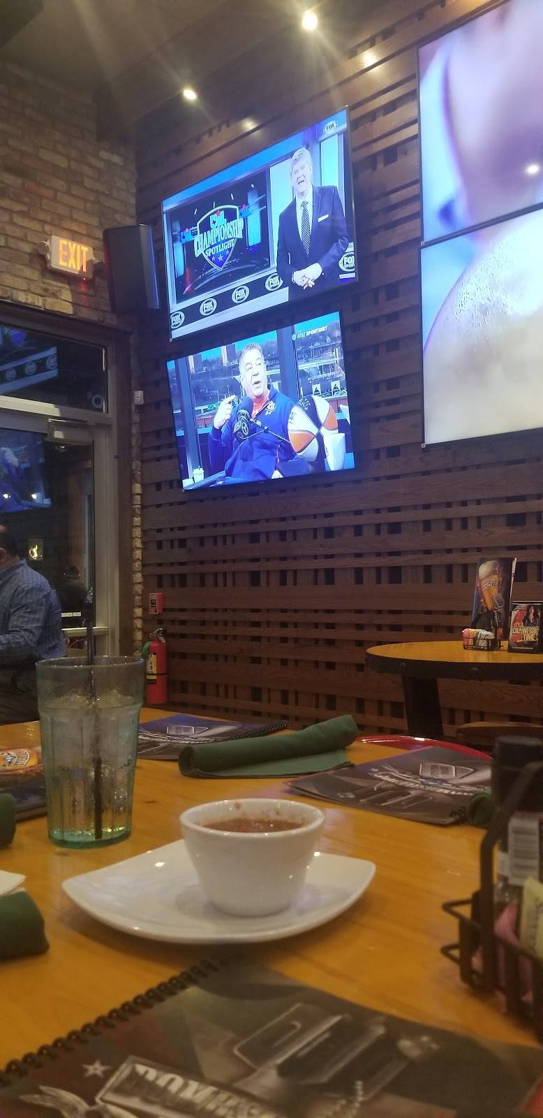 Bombshells | restaurant | 13732 East Fwy, Houston, TX 77015, USA | 8328316434 OR +1 832-831-6434