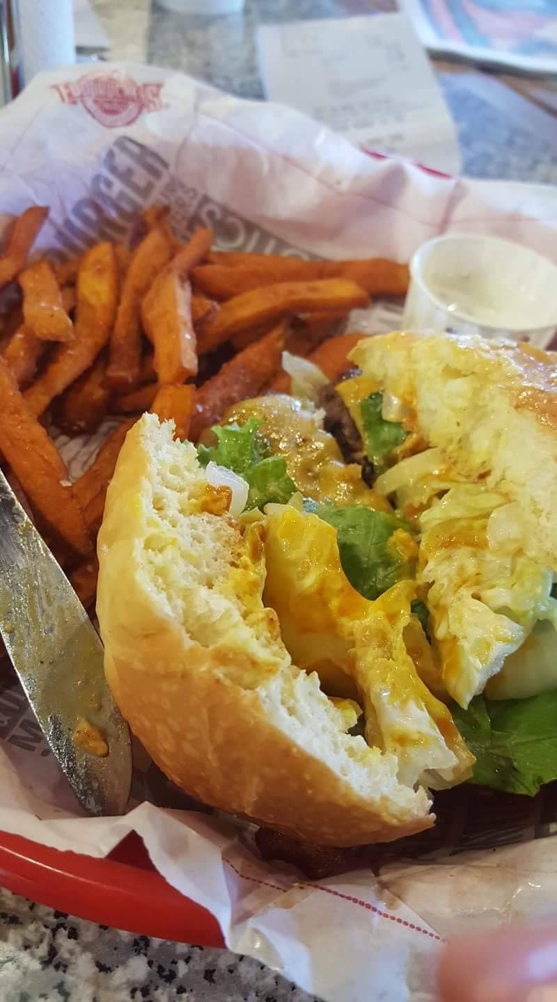 Fuddruckers | restaurant | 10435 N Kings Hwy, Myrtle Beach, SC 29572, USA | 8432728637 OR +1 843-272-8637